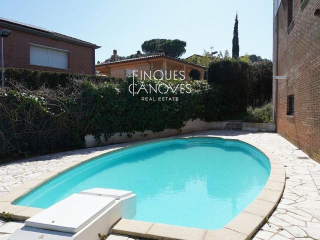 Casa adosada en venta en calle Manel Carrasco i Formiguera, Girona, de 270 m² 4 habitaciones por 570.000