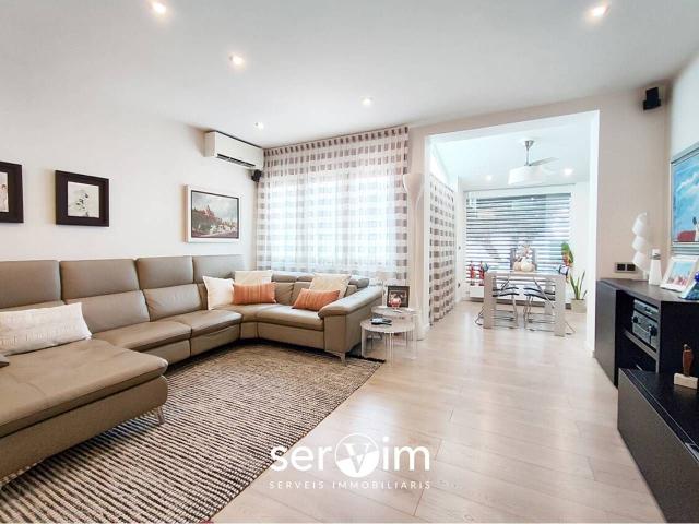 Casa adosada en venta en Girona, Eixample Sud Migdia. Excepcional casa completamente reformada en la zona de Palau con jardín y piscina. Casas adosadas.