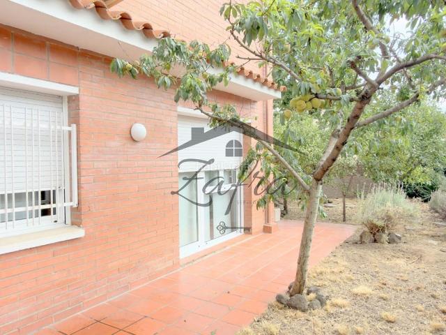 Casa adosada en venta en Girona, Fontajau Sant Ponç. Si buscas casa en Girona, esta puede ser la oportunidad que estabas esperando. Casas adosadas.