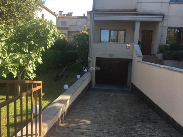Casa pareada en venta en Girona, Palau. Casa adosada esquinera de 234 m en Palau con jardin. Casas pareadas.