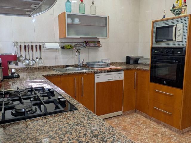 Casa adosada en venta en Girona, Pont Major Pedret Campdorà. CASA CON PATIO Y GARAJE. Casas adosadas.