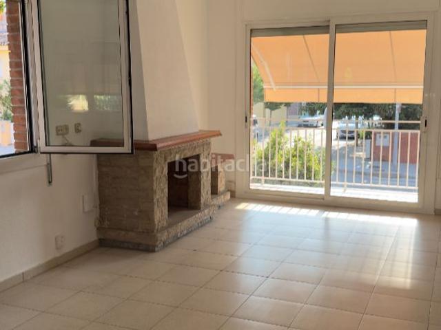 Casa adosada en venta en Granollers, Tres Torres. Casa unifamiliar a reformar. Casas adosadas.