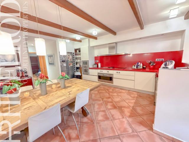 Casa adosada en venta en Granollers, Centre. Casa señorial con garaje, patio y terrazas en pleno centro de Granollers. Casas adosadas.