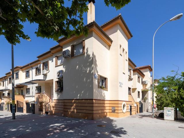 Casa adosada en venta en Granada, Joaquina Eguaras. Se vende casa unifamiliar ubicada en Gobernador Pedro de Temboury, avenida amplia cerca de la estación de autobuses. La vivienda s. Casas adosadas.
