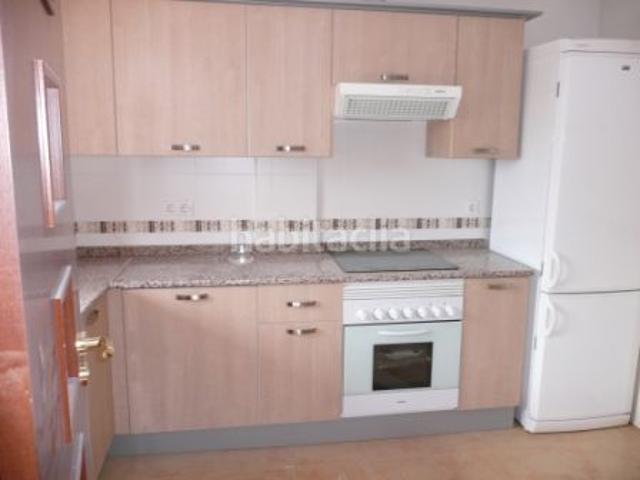 Casa adosada en venta en Granadilla de Abona, San Isidro. ¡GRAN OPORTUNIDAD ! Amplio Adosado con superficie de 107 m2, 3 dormitorios dobles, 2 baños uno en dormitorio principal,aseo. Casas.