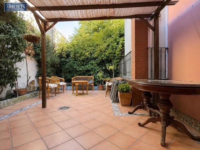 Casa adosada en venta en Guadalajara, Las Lomas Salinera La Muñeca. INMOBILIARIA ARBETETA VENDE CHALET ADOSADO CON ASCENSOR JUNTO A LA ROTONDA DE LAS PROVINCIAS, GUADALAJARA. Casas adosadas.