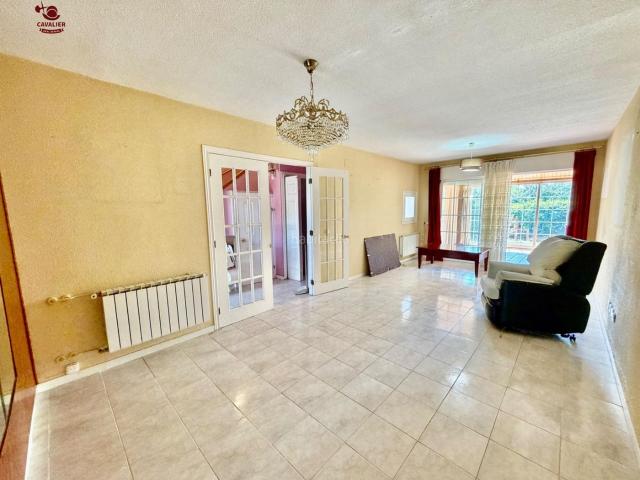 Casa adosada en venta en Guadarrama. Chalet adosado de 174m2 con 5 dormitorios y 3 baños y piscina comunitaria. Construido en soleada parcela ajardinada de 208m2 con m. Casas adosadas.