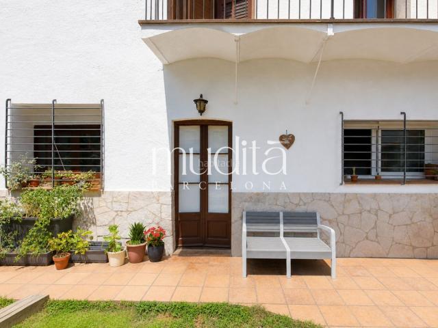 Casa adosada en venta en Gualba. Una casa modernista de 1900 con patio y torre en el corazón de Gualba. Casas adosadas.