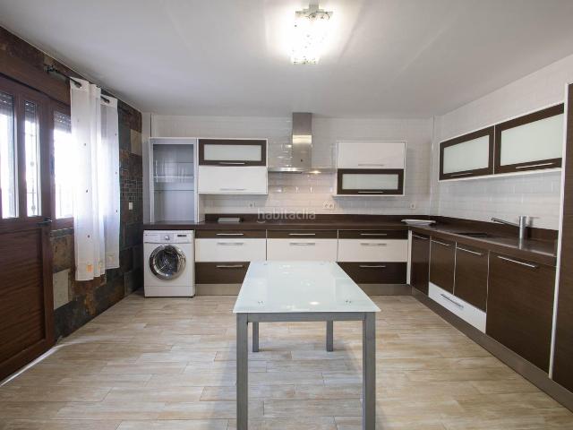 Casa adosada en venta en Güevéjar. CASA EN UNA PLANTA GRAN SÓTANO. Casas adosadas.