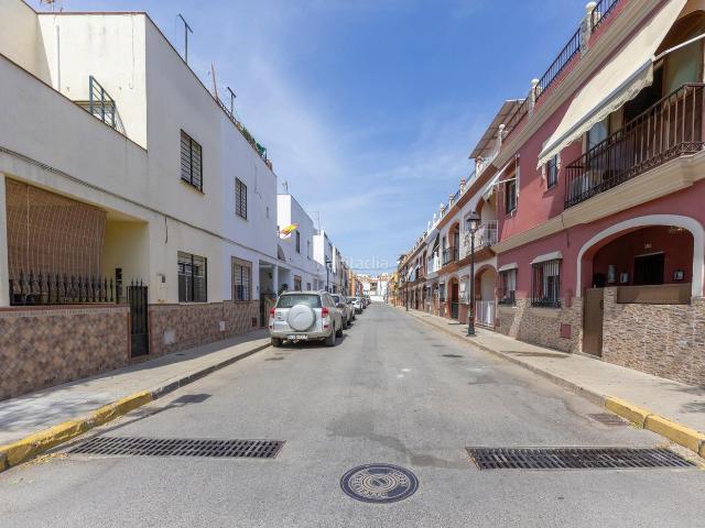 Casa adosada en venta en Guillena, Guillena pueblo. Espectacular adosado en Guillena. Casas adosadas.