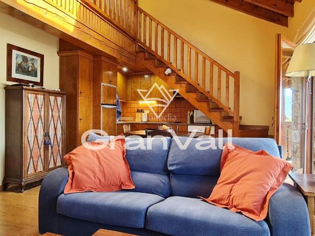 Casa adosada en venta en Guils de Cerdanya Pirineos. Encantadora casa esquinera en Saneja con agradables vistas. Casas adosadas Guils de.