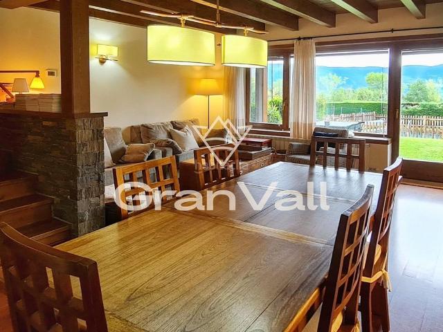 Casa adosada en venta en Guils de Cerdanya Pirineos. Espectacular casa adosada con vistas, jardín comunitario y piscina en Saneja. Casas adosadas Guils de.