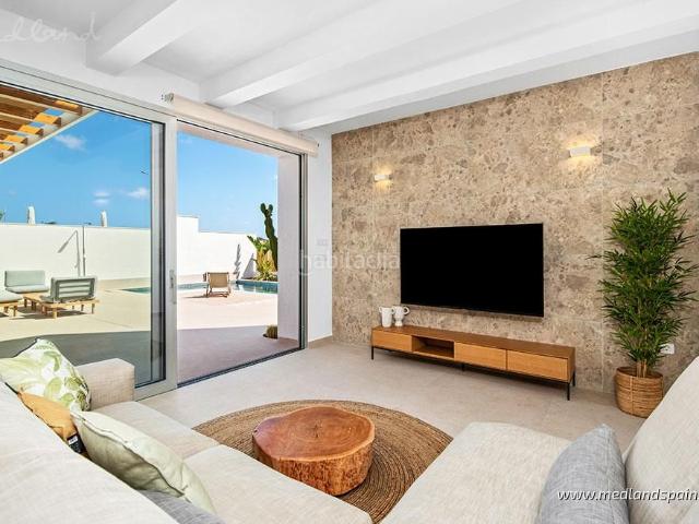 Chalet en venta en Dolores. Vivienda adosada en una sola planta con 3 dormitorios y solárium en Dolores. Chalets.