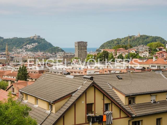 Casa adosada en venta en Donostia San Sebastián, Egia. Luz, Vistas a Donostia y Jardín Privado Tu Villa Adosada a un Paso del Centro. Casas adosadas Donostia San.