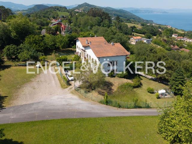 Casa adosada en venta en Donostia San Sebastián, Igeldo. Descubra una villa exclusiva en Igeldo, DonostiaSan Sebastián 625 m, 5 dormitorios, jardín privado y potencial de lujo, con privac. Casas.