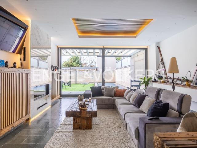 Casa adosada en venta en Dos Hermanas, Arco Norte Avda España. Descubra lujo en Dos Hermanas casa exclusiva, arquitectura actual y contemporánea, con 4 dormitorios, apartamento independiente en.