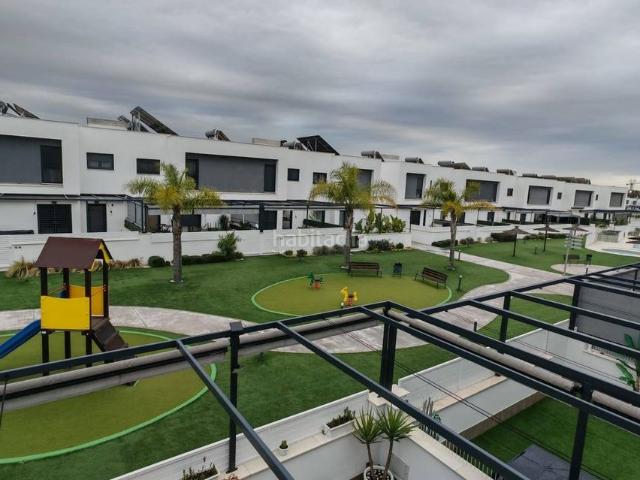 Casa adosada en venta en Dos Hermanas, Entrenúcleos. Venta casa adosada en Entrenucleos Dos Hermanas. Casas adosadas Dos.