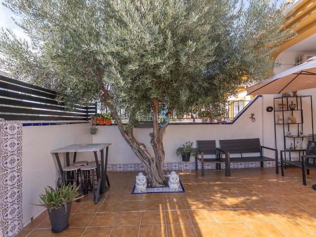 Casa adosada en venta en Daya Nueva. Casa adosada de 3 dormitorios y 2 baños en Daya Nueva, con piscina comunitaria, jardín y solárium con vistas al campo. Casas adosadas Daya.