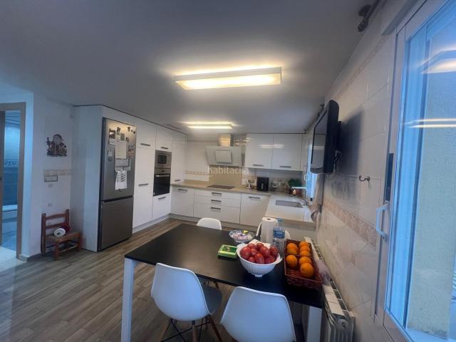 Casa adosada en venta en Daimús. Adosado amplio en Daimús con terrazas y excelente ubicación. Casas adosadas.
