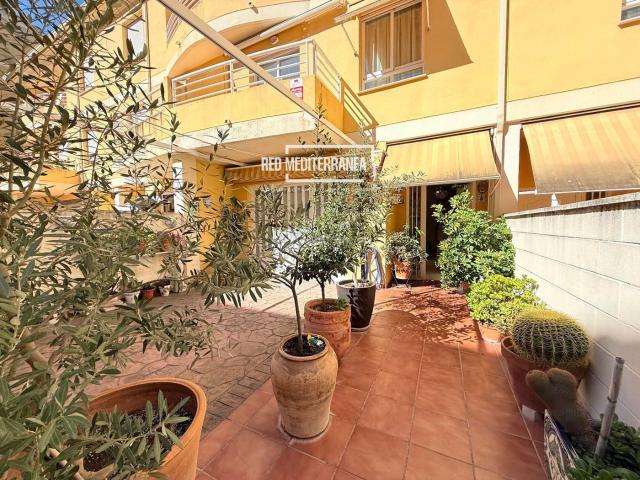 Casa adosada en venta en Daimús. Adosado en Daimús con amplio garaje, patio, ascensor y 3 dormitorios. Casas adosadas.