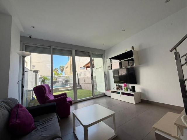 Casa adosada en venta en Daimús. Exclusivo adosado en playa Daimús donde el Mediterráneo se convierte en el escenario diario de su nueva vida. Casas adosadas.