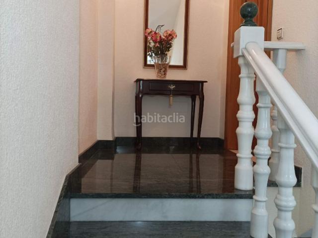 Casa adosada en venta en Dalías. Venta de vivienda con local comercial. Casas adosadas.