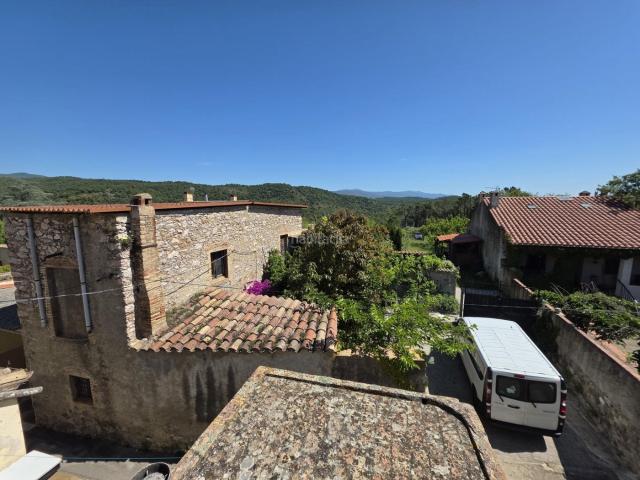 Casa adosada en venta en Darnius. Casa con terreno en venta en Darnius. Casas adosadas.