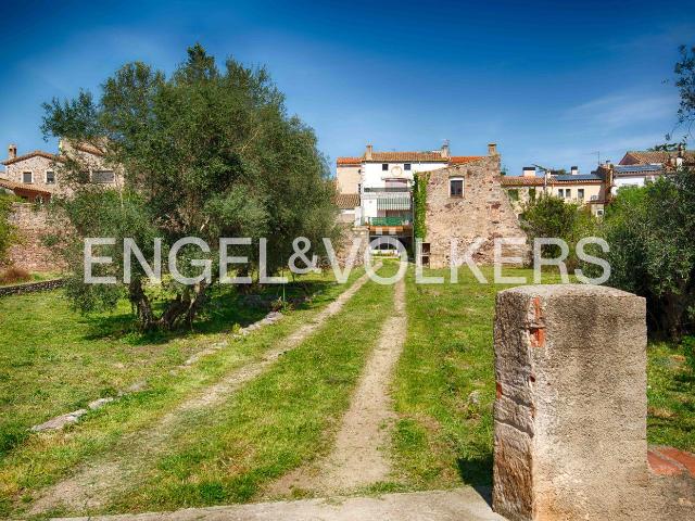 Masía en venta en Darnius. Casa de pueblo con jardín en Darnius. Masías.