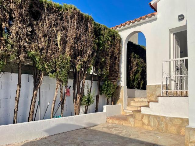Casa adosada en venta en Dénia, Les Bassetes El Marjal. Adosado en Las Marinas Dénia con solárium, parking y gran potencial de inversión junto a la playa. Casas adosadas.