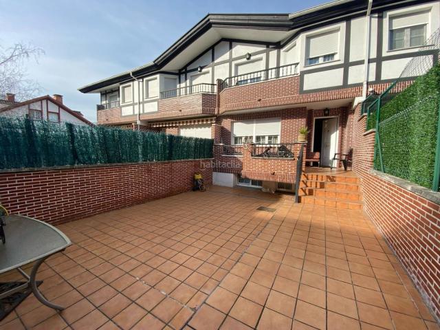 Casa adosada en venta en Durango. chalet adosado de 6 dormitorios en durango. Casas adosadas.