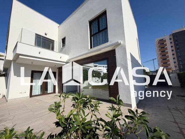 Casa adosada en Venta en Entrenúcleos