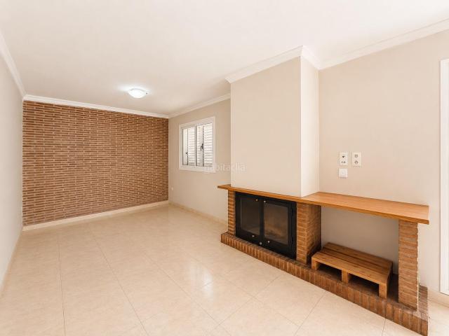 Casa adosada en venta en Enguera. EXCLUSIVA VIVIENDA DE 250 m2 ÚTILES CON GARAJE, BUHARDILLA, PATIO CON BARBACOA Y MÚLTIPLES POSIBILIDADES EN ENGUERA. Casas adosadas.