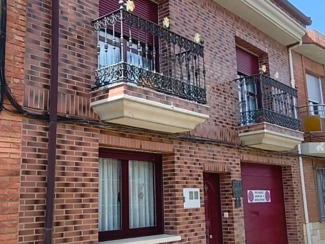 Casa adosada en Venta en El Burgo Ranero
