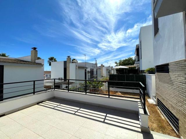 Casa adosada en venta en El Rompido. Magnífico adosado en El Rompido con jardín, garaje y piscina comunitaria. Casas adosadas El.