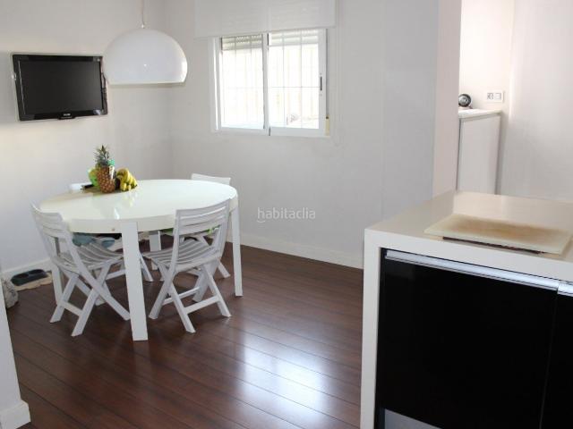 Casa adosada en venta en Elche Elx, El Travaló Martínez Valero. Adosado con todas las mejoras entre Travalón y el Campo de Fútbol para entrar a vivir! En venta!. Casas adosadas Elche.