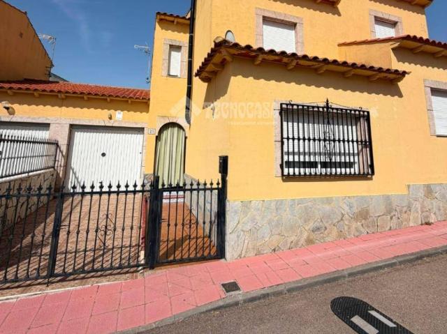 Casa adosada en Venta en Erustes
