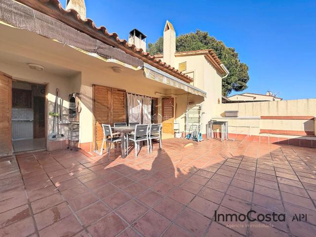 Casa adosada en venta en Estartit, L´Estartit Poble Costa Brava. Casa gran amb molt potencial al centre del poble. Casas adosadas.