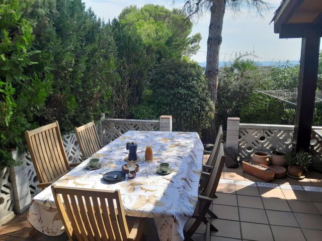 Casa adosada en venta en Estartit, Torre Vella Torre Gran Les Dunes Costa Brava. Descubre el placer de vivir en esta espectacular casa de estilo mediterráneo, ubicada en la urbanización de.