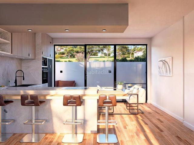 Casa adosada en venta en Estepona, Estepona Golf. Adosada de obra nueva en primera línea de golf en Estepona. Casas adosadas.