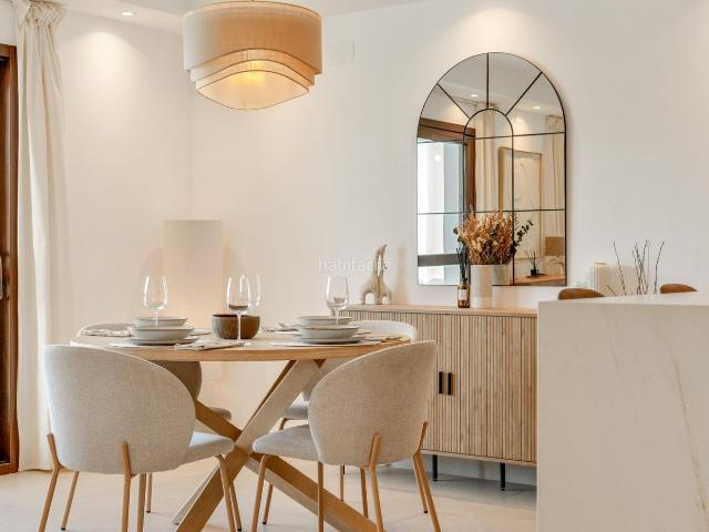 Casa adosada en venta en Estepona, Paraiso Barronal. Casa adosada exquisitamente renovada en Montevideo Hills lujo llave en mano en El Campanario. Casas adosadas.