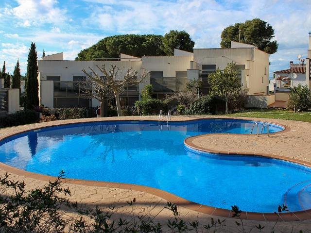 Casa adosada en venta en Escala L´, Port La Clota Puig Sec Costa Brava. ? CASA CONTEMPORÀNIA AMB PISCINA A 800 METRES DE LA PLAT JA. Casas adosadas Escala.