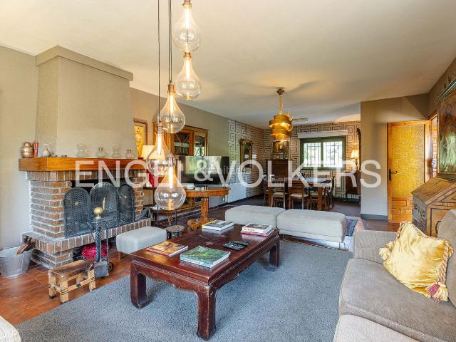 Casa adosada en venta en Escorial El, Centro Manguilla. Amplio chalet pareado con piscina y jardín infinito en El Escorial. Casas adosadas Escorial.