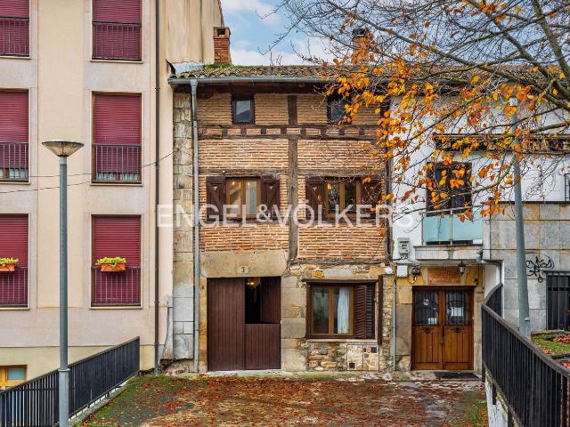 Casa adosada en venta en Eskoriatza. Encanto histórico y posibilidades infinitas en el corazón de Eskoriatza. Casas adosadas.