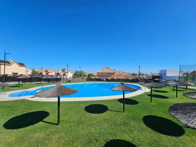 Casa adosada en venta en Espartinas, Colegio Europa. OCASIÓN! GRAN CHALET ADOSADO CON PISCINA COMUNITARIA, PISTAS DE PÁDEL Y GIMNASIO. Casas adosadas.