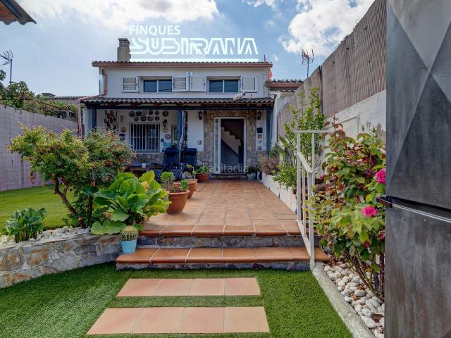 Casa adosada en venta en Esparreguera, Mas d´en Gall. Xalet unifamiliar lluminós amb jardí, barbacoa i àmplies golfes a Esparreguera. Casas adosadas.