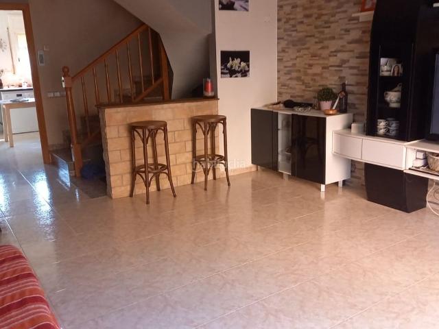 Casa adosada en venta en Esparreguera, Nucli Urbà. Casa adosada de 2 plantas + buhardilla. 4 habitaciones. 1 aseo. 2 baños ducha y bañera. garaje 2 coches.calefacción a gas. Casas adosadas.