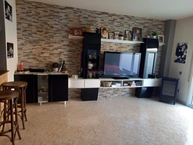 Casa adosada en venta en Esparreguera, Nucli Urbà. Casa adosada en El Castell con inquilino solvente hasta 4T 2028. Casas adosadas.