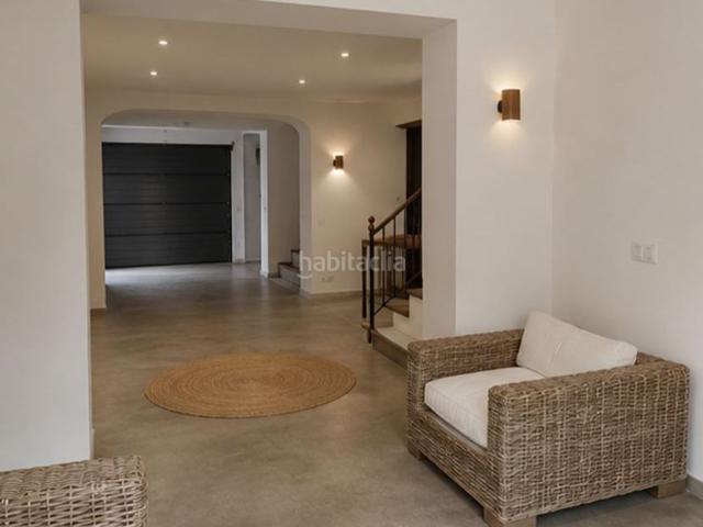Casa adosada en venta en Esparreguera, Nucli Urbà. Exclusiva casa de pueblo completamente rehabilitada a estrenar con jardín privado en el centro de Esparreguera. Casas adosadas.