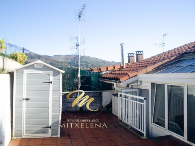 Casa adosada en venta en Etxebarri, Anteiglesia de San Esteban. Etxebarri. Lezama Leguizamón. Inmobiliaria Mitxelena ofrece en exclusiva estupenda vivienda adosada en dos plantas con terraza y j.