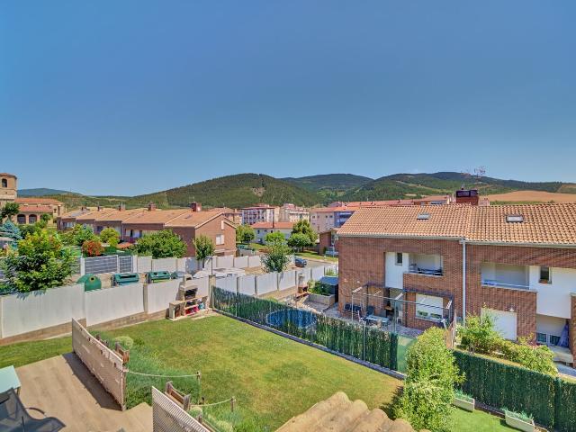 Casa adosada en venta en Ezcabarte. PRECIOSO UNIFAMILIAR EN LA MEJOR ZONA DE ARRE. Casas adosadas.